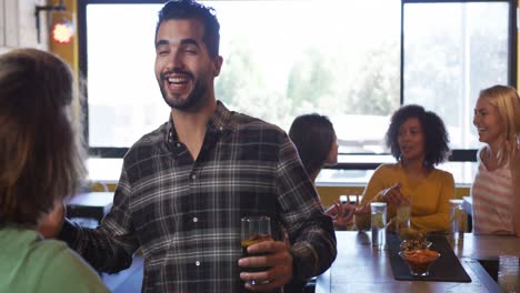 Amigos-En-El-Bar-De-Un-Pub-Durante-El-Día