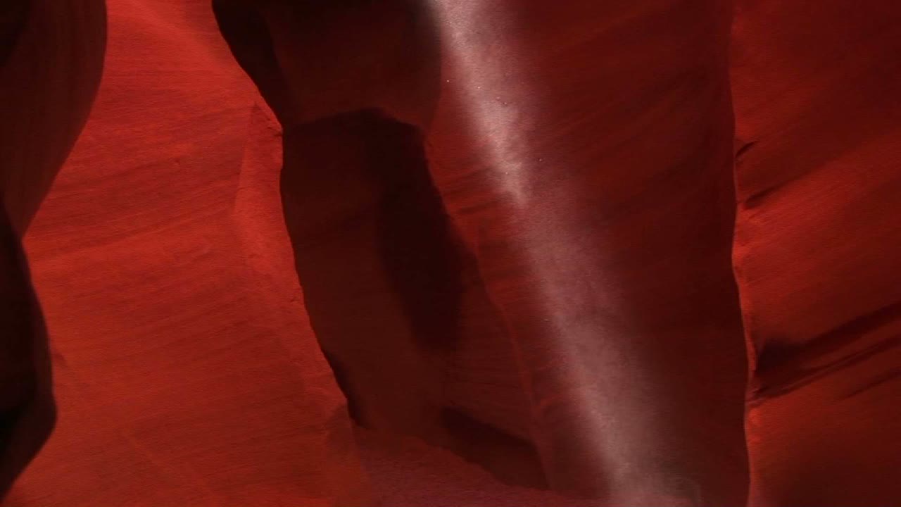 아리조나 영양 캐년에 있는 폐쇄된 지질 구조의 붉은 암벽을 비추는 빛의 축