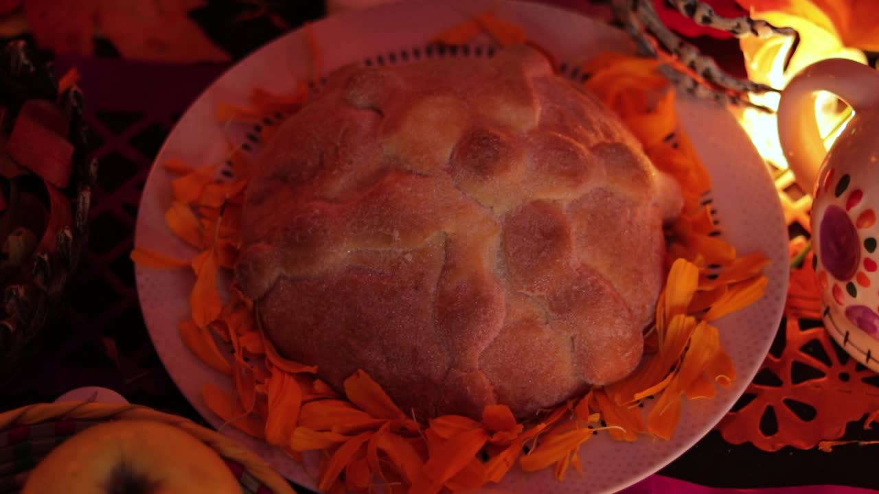 pan de los muertos en pétalos de mármol, altar de ofrendas, mexico