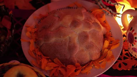 Pan-De-Muerto-Sobre-Pétalos-De-Caléndula,-Altar-De-Ofrendas,-México