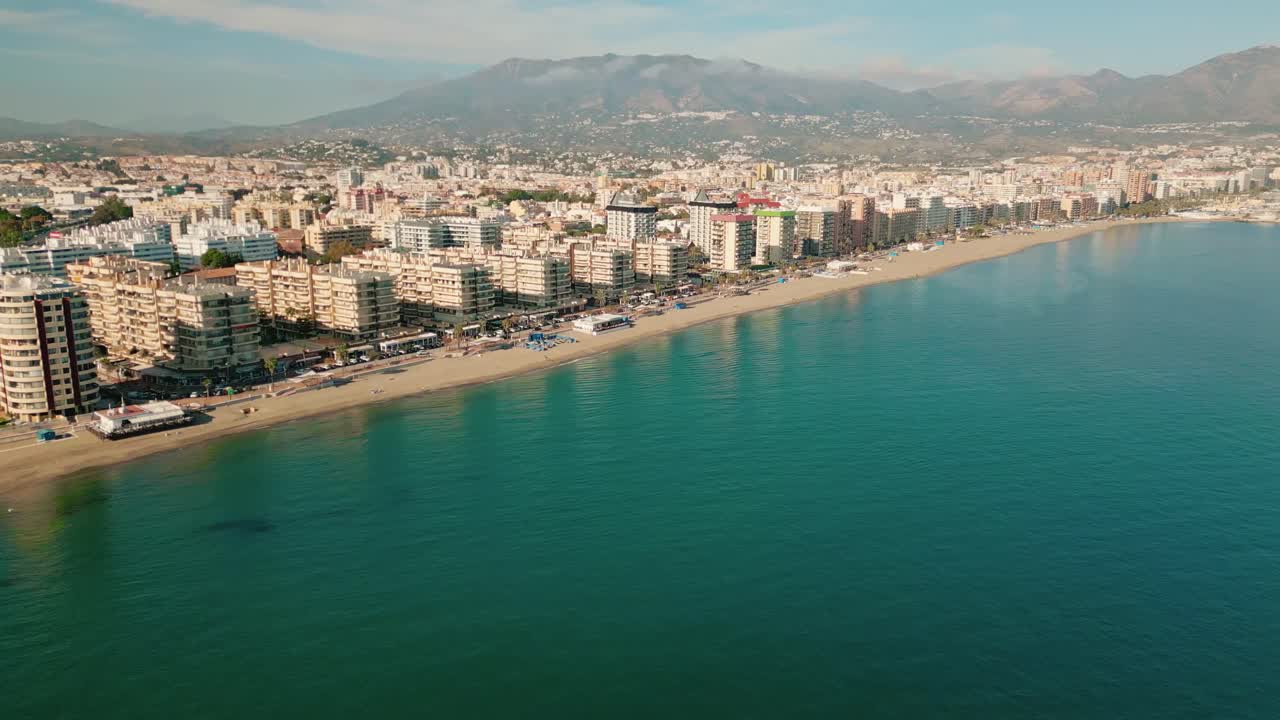 Vista aerea di Fuengirola, Costa del Sol, Spagna, che evidenzia le acque turchesi del Mediterraneo, le spiagge sabbiose e l'incantevole città costiera che si estende lungo la riva sotto la luce del sole