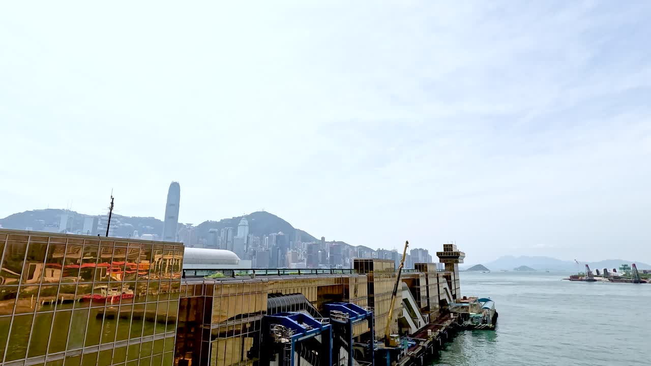 actividad de construcción cerca de los edificios frente al mar de hong kong