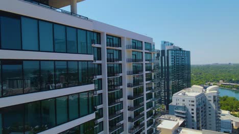 Volando-Junto-A-Edificios-De-Apartamentos-En-Austin,-Texas