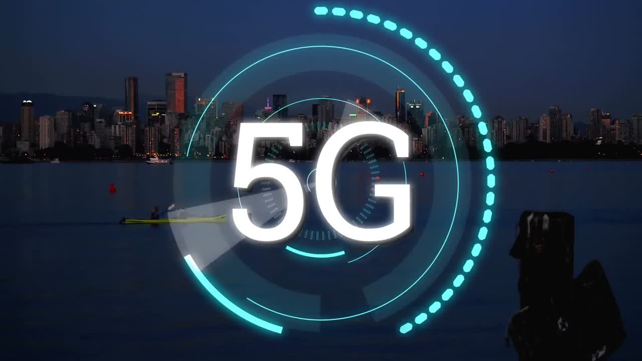 5g scritto nel mezzo di un cerchio futuristico e una vista della città durante la sera