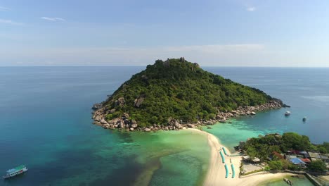 vista aérea de una isla tropical con playa de arena blanca