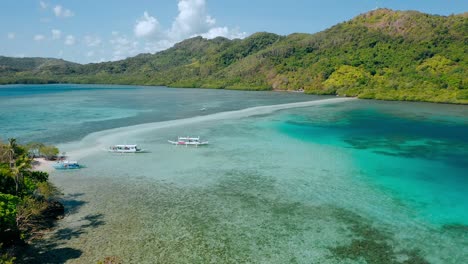 barra de arena cerca de la isla de la serpiente con aguas costeras poco profundas de color turquesa. archipiélago de el nido. recorrido por la isla b destino. palawan. filipinas