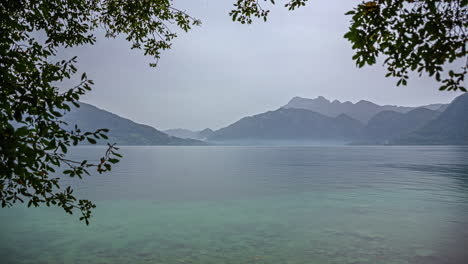 Timelapse-Del-Lago-Attersee-Con-Mala-Visibilidad-En-La-Niebla-En-La-Fría-Mañana-De-Otoño