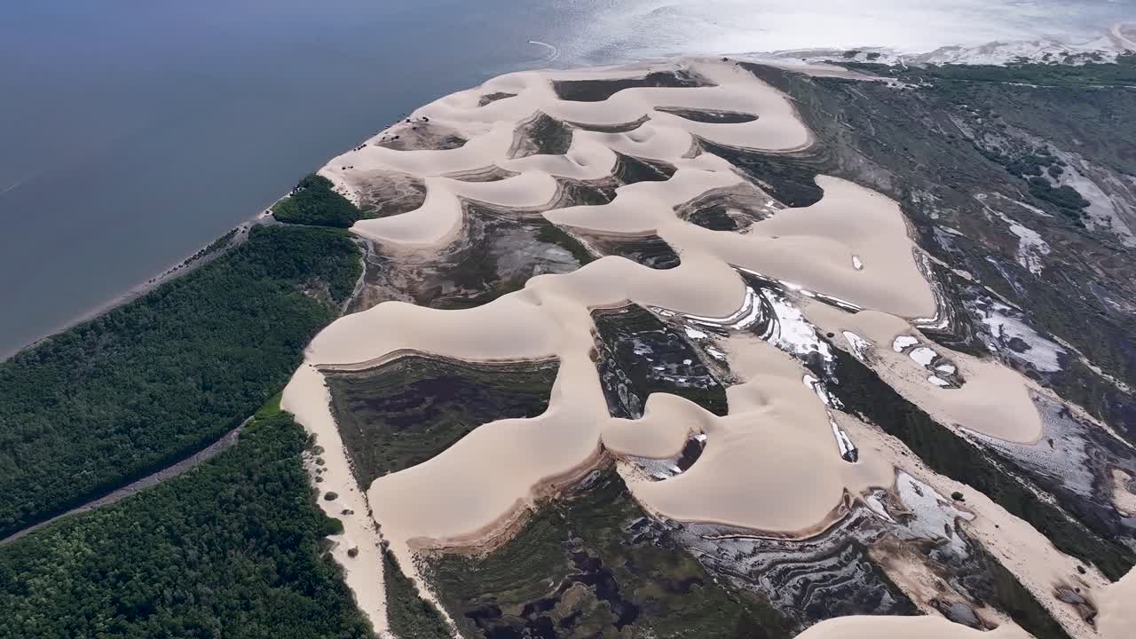 Spiaggia di Morro Do Meio ad Araioses, nel Maranhão, Brasile. Paesaggio naturale. Fauna selvatica del delta del Parnaíba. Spiaggia di Morro Do Meio nel Maranhão. Dune di sabbia tortuose. Laghi di acqua piovana. Viaggio tropicale