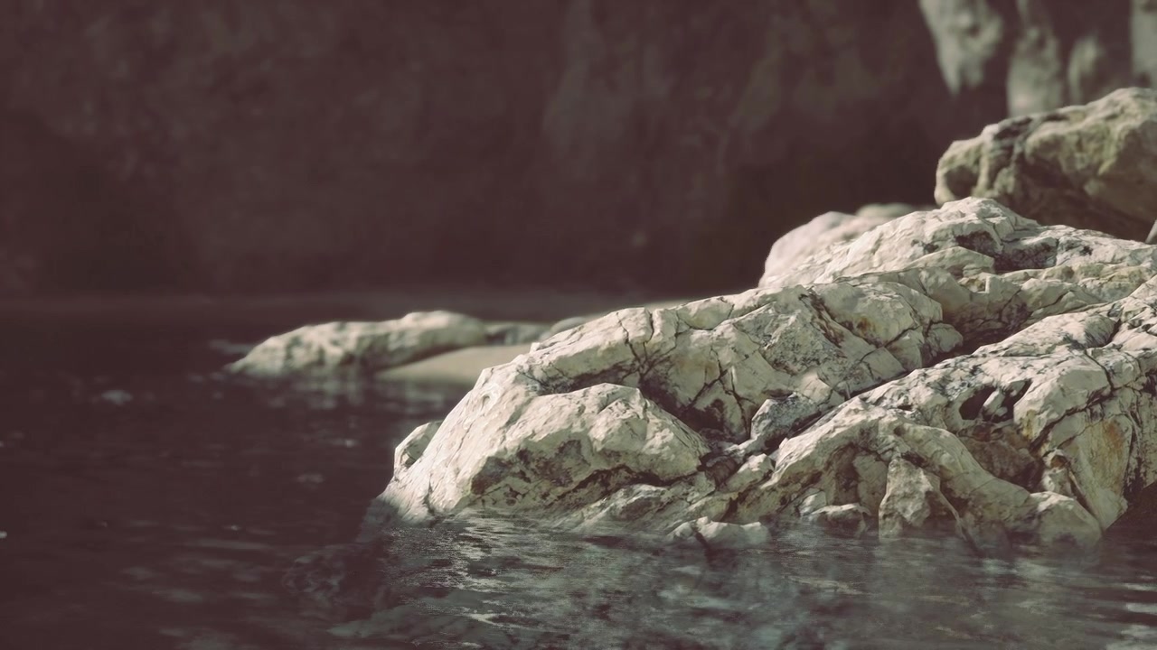 Spiaggia tranquilla al tramonto, mare calmo con rocce erose al crepuscolo.