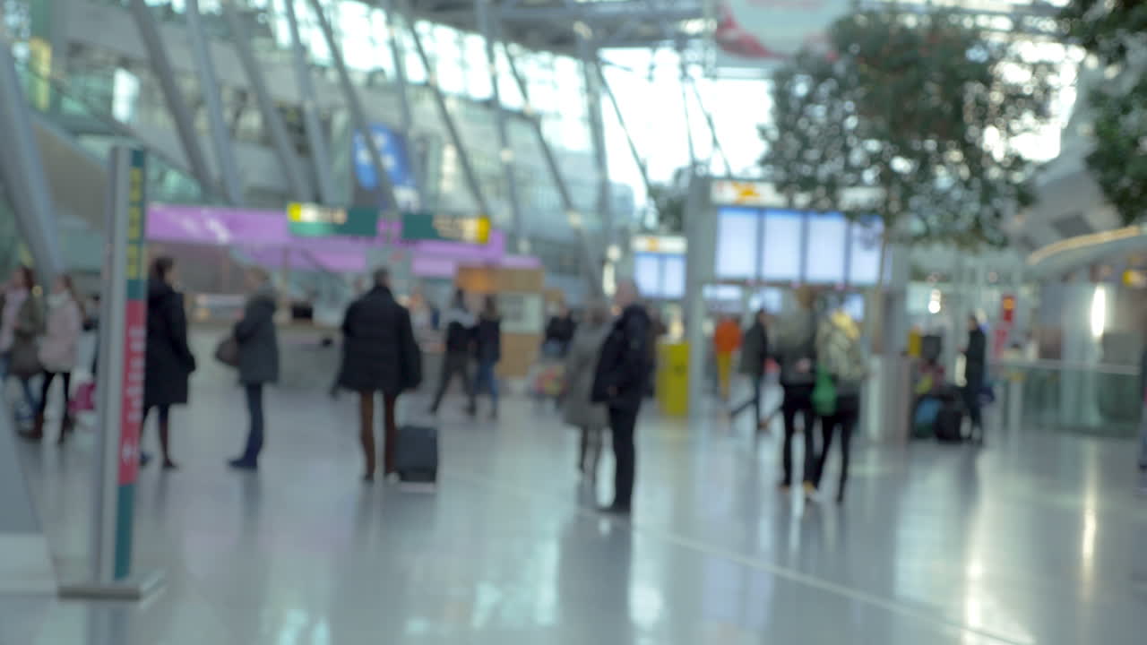 Passeggeri che camminano in una grande e luminosa hall dell'aeroporto