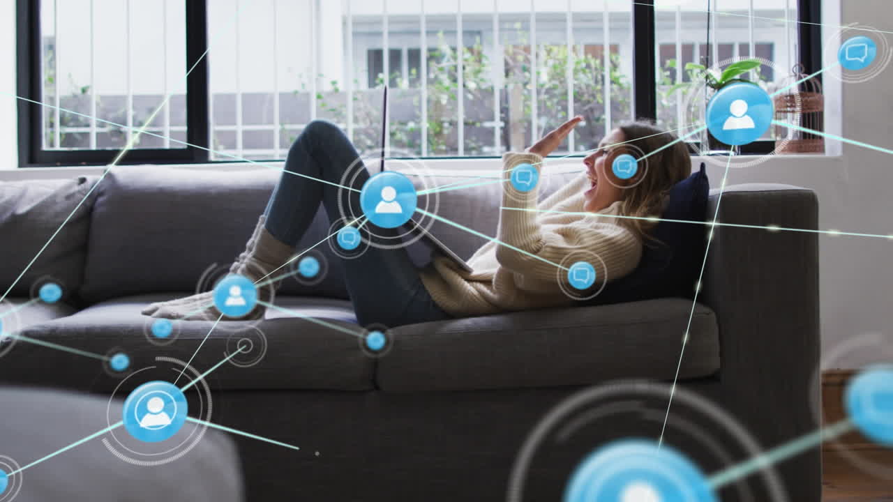 연결된 아이콘의 애니메이션, 코카시안 여성이 소파에 누워서 노트북을 사용하여 비디오 통화를하고 있습니다.