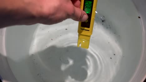 comprobación de los niveles de ph del agua clara antes de usar -close up slowmo