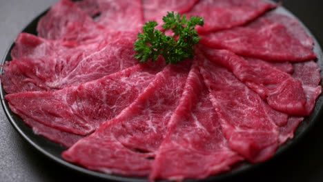 Frisches-Rindfleisch,-Roh-Geschnitten-Mit-Marmorierter-Textur,-Serviert-Für-Sukiyaki-Und-Shabu-Oder-Yakiniku