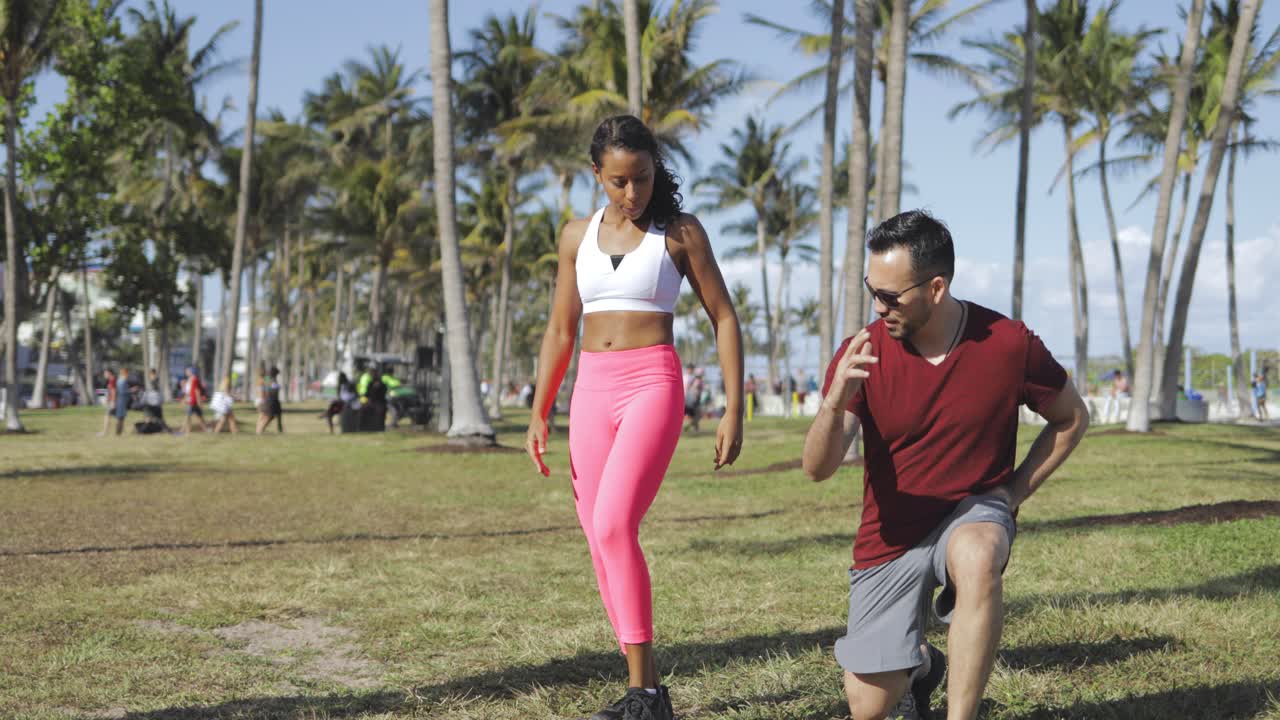 chica entrenando con hombre en el parque
