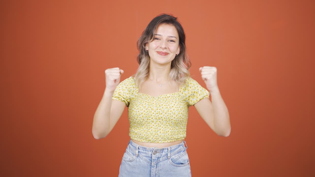 행복한 젊은 여성이 기 ⁇ 합니다.