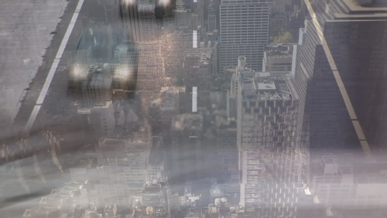 도시 풍경 위에서 빠른 속도로 움직이는 도로 교통의 애니메이션