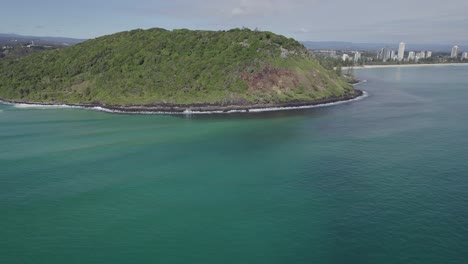 Vista-Aérea-Sobre-Cabezas-De-Burleigh-En-Gold-Coast,-Qld,-Australia---Disparo-De-Drones