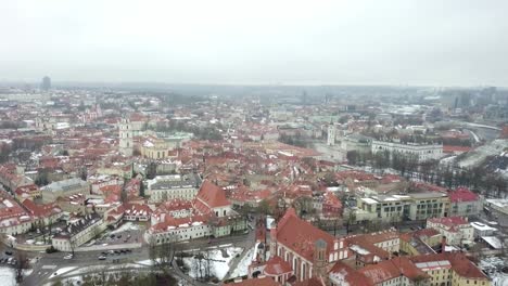 Toma-Aérea-Con-Una-Inclinación-Lenta-Sobre-El-Casco-Antiguo-De-Vilnius,-Lituania