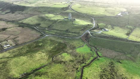 drone estático castillo de doolin temprano por la mañana de invierno salvaje atlántico camino al oeste de irlanda, campo
