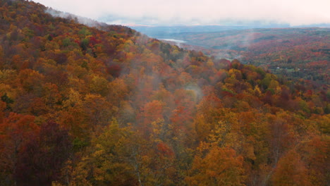 Nubes-Bajas-Caen-De-Las-Coloridas-Colinas-De-Otoño-En-Nueva-Inglaterra,-Estados-Unidos