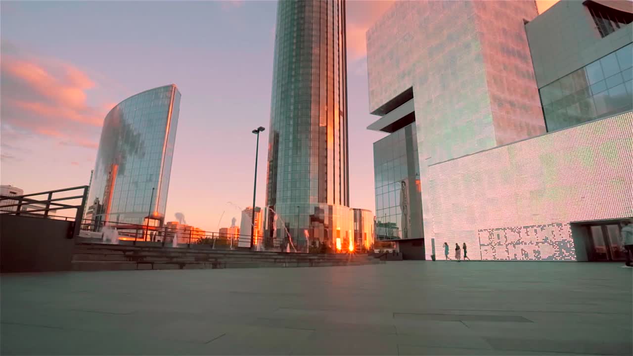 paisaje urbano al atardecer con arquitectura moderna