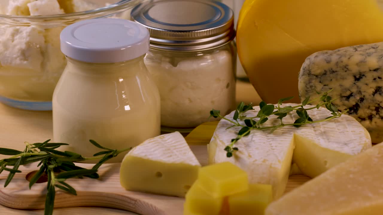 varios quesos y productos lácteos en exhibición