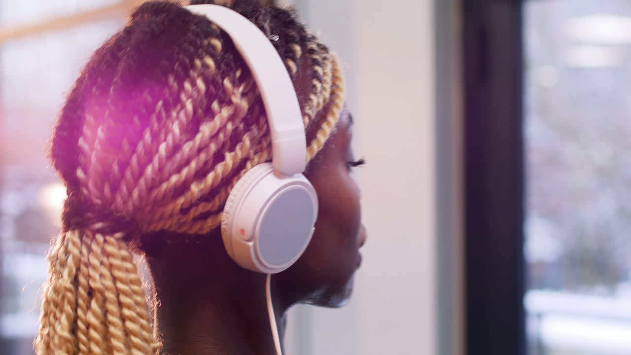 mujer en forma con auriculares haciendo ejercicio en bicicleta de ejercicio