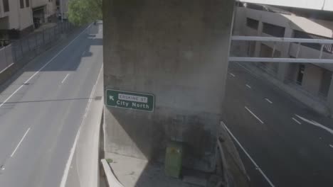 Time-lapse-of-traffic-flowing-in-a-city-during-sunny-day