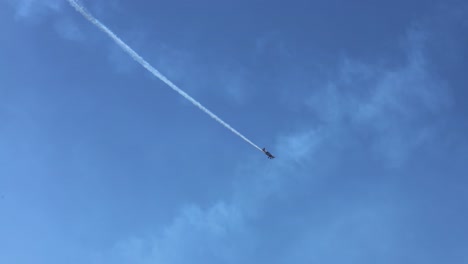 aviones realizando acrobacias con rastros de humo en el cielo
