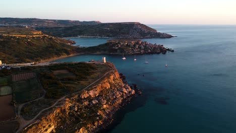 descubra la belleza escarpada de la costa de malta con estas impresionantes imágenes aéreas de drones