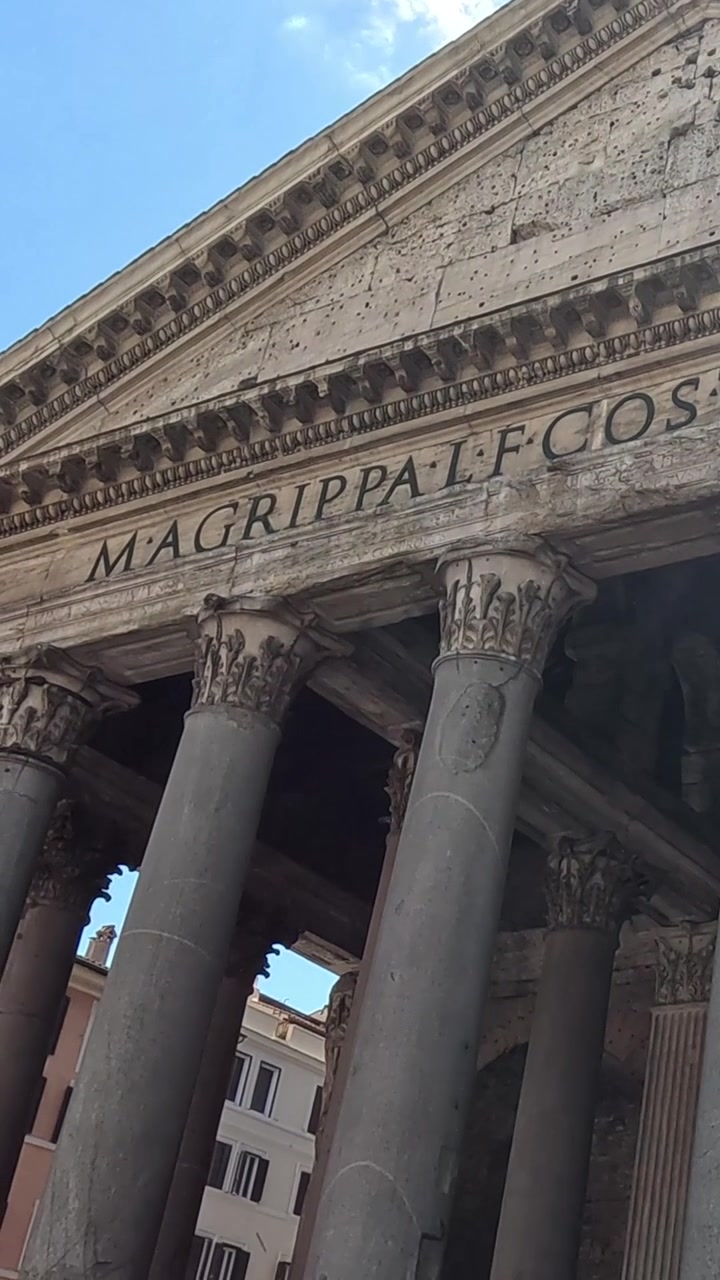 Ripresa panoramica lenta del Pantheon, giornata di sole