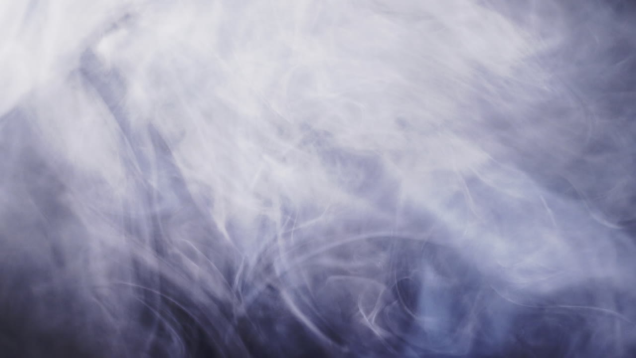 검은 바탕에 복사 공간과 함께 움직이는  ⁇  구름의 비디오