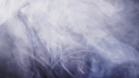 video de nubes blancas de humo moviéndose con espacio de copia en fondo negro