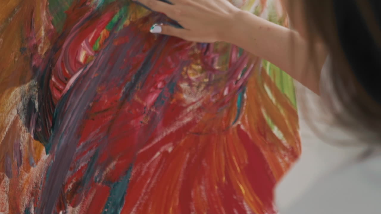 artista con la palma nella pittura al lavoro sulla pittura astratta