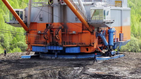 gran excavadora de rueda de cubo en funcionamiento en el sitio de minería