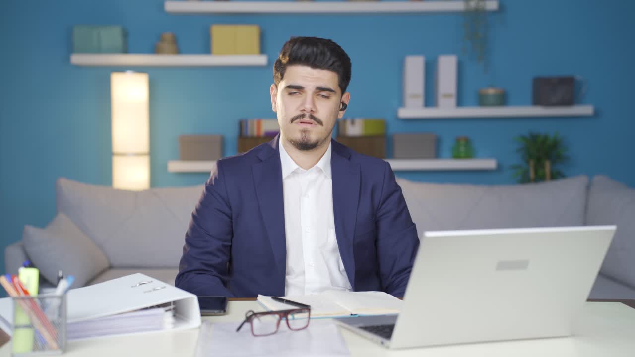 un joven empresario cansado e infeliz no le gusta su trabajo.