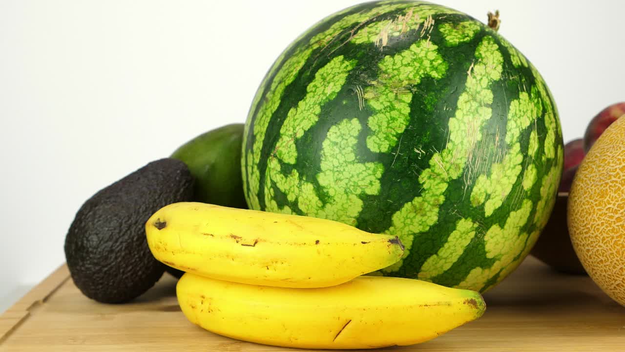 바나나, 아보카도, 멜론을 포함한 다양한 이국적인 과일 항목의 궤도 샷