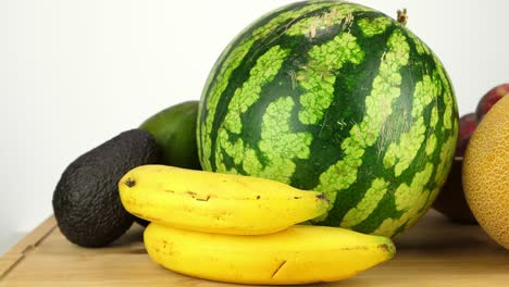 toma en órbita de varias frutas exóticas, como plátanos, aguacates y melones