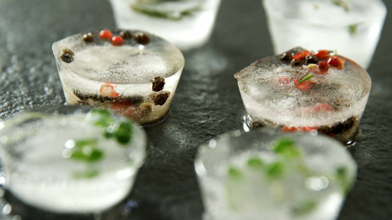 cubos de hielo con especias 4k