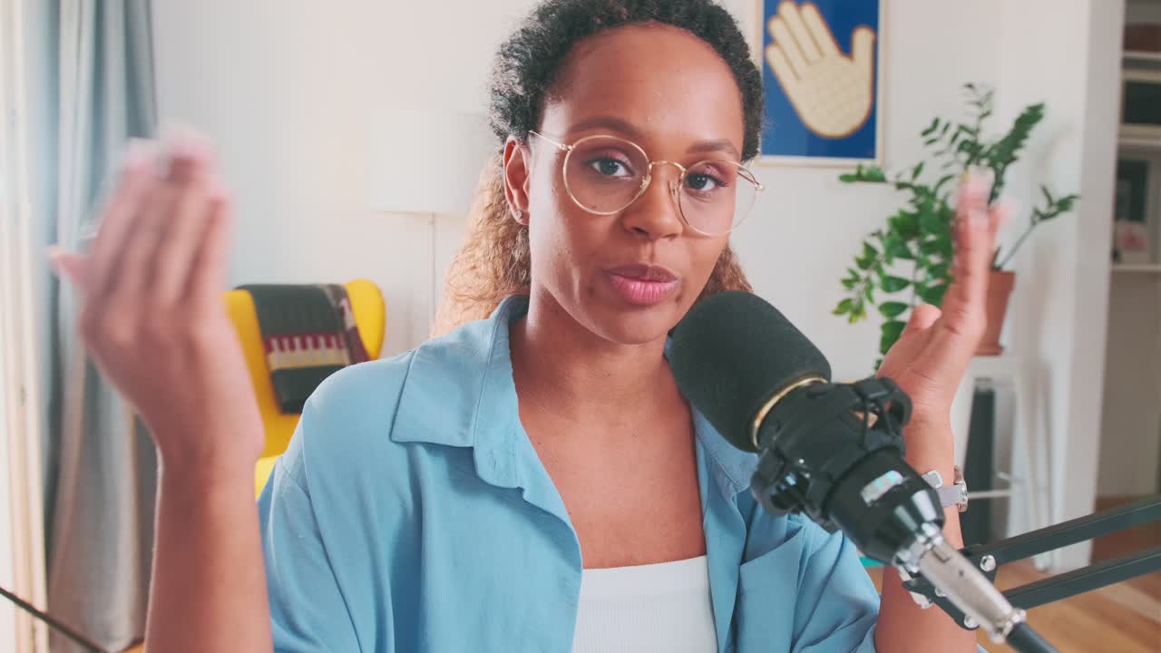 joven exitosa mujer afroamericana presentadora de radio habla en el micrófono