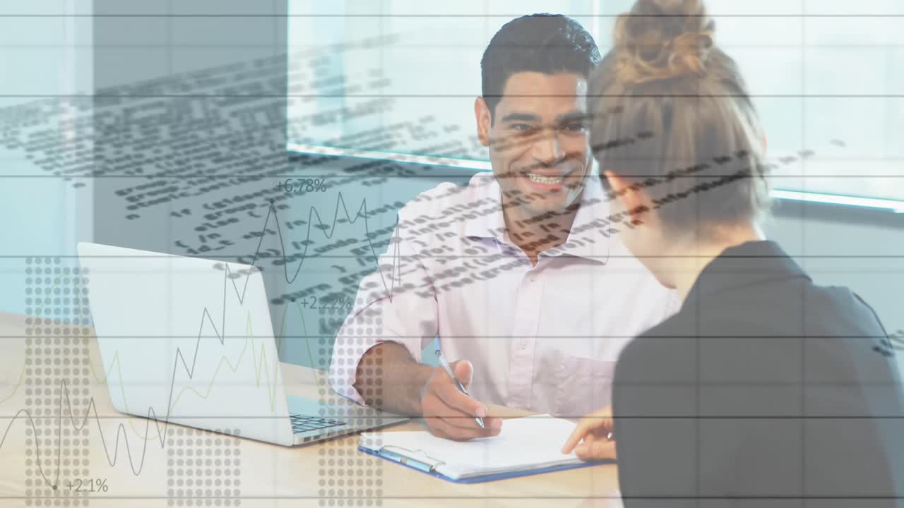 animación del procesamiento de datos financieros sobre diversas personas de negocios estrechando la mano en la oficina.