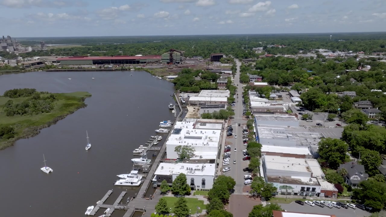 Centro de Georgetown, Carolina do Sul, com vídeo de drone movendo-se da esquerda para a direita.