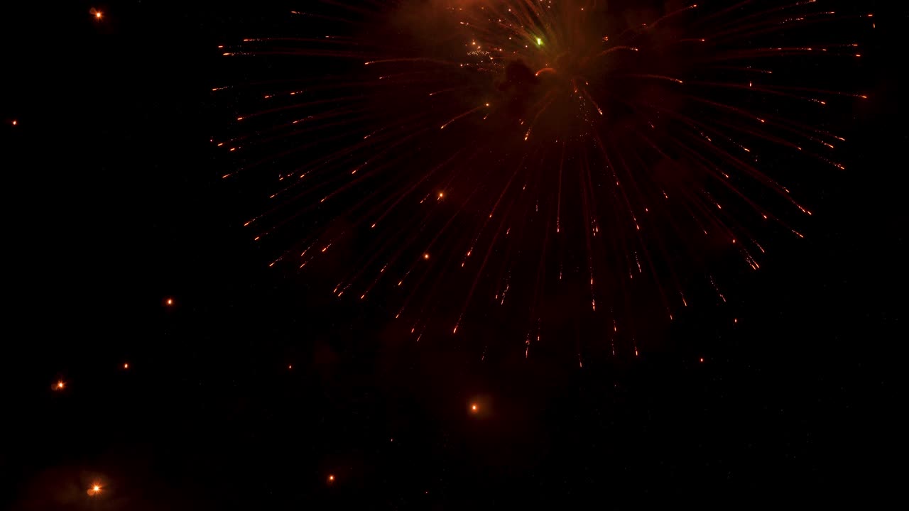 fuegos artificiales explotando en el cielo nocturno. celebrar en cualquier evento. año nuevo. día nacional. diwali. disparo real.