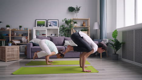 pareja practicando yoga en casa