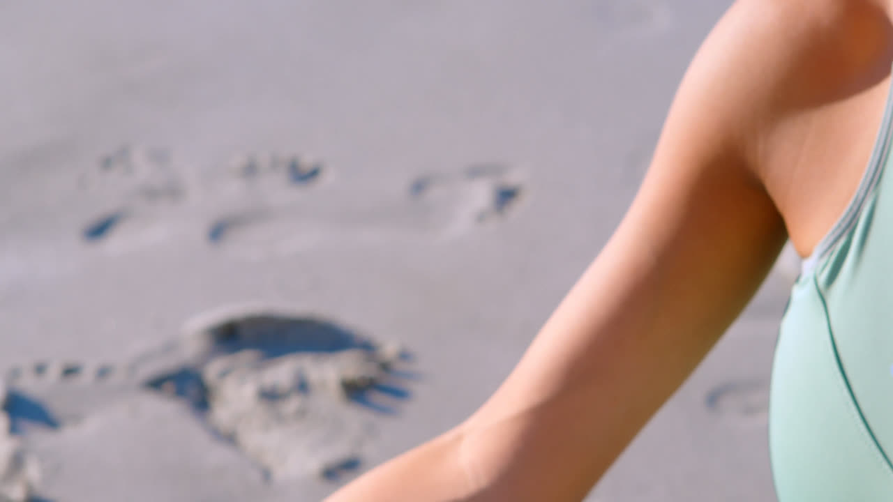 здоровая женщина выполняет йогу на пляже 4k