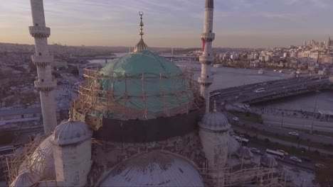 muy buena antena del horizonte de la ciudad vieja de estambul, turquía, con mezquitas y puentes sobre el río bósforo, distante 6
