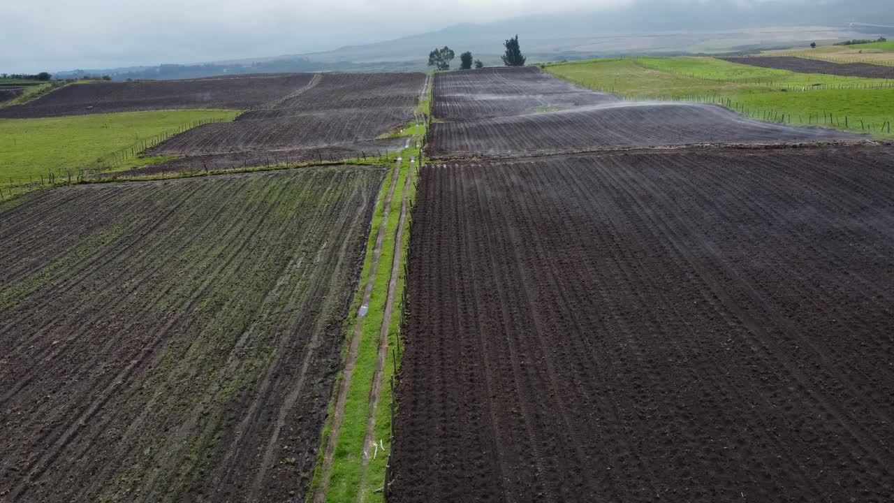 un avión no tripulado empujando sobre tierras agrícolas, barrio de el pedregal, cantón mejía, provincia de pichincha, ecuador