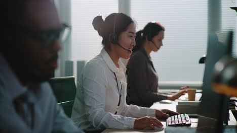 equipo de servicio al cliente en el trabajo