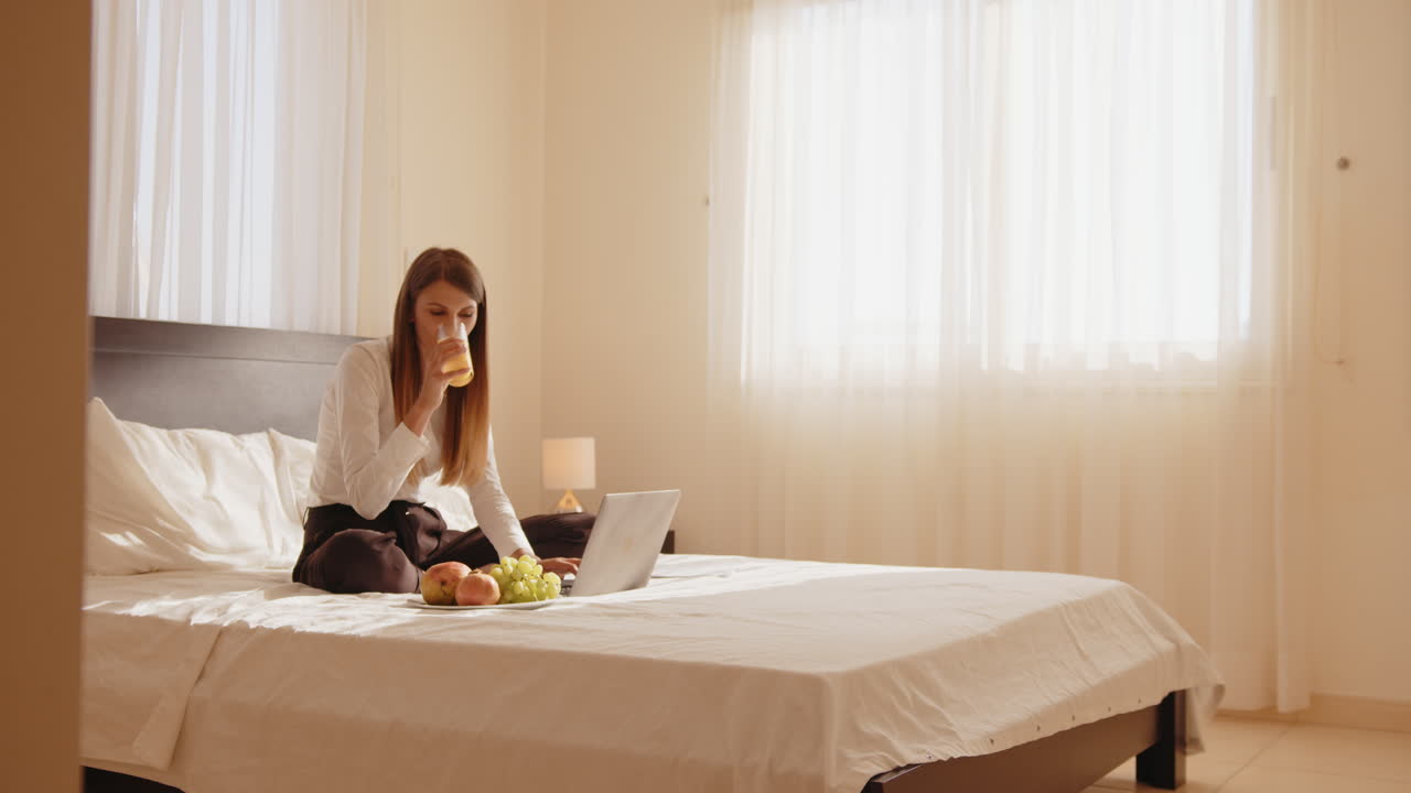 침대에서 집에서 일하는 여자