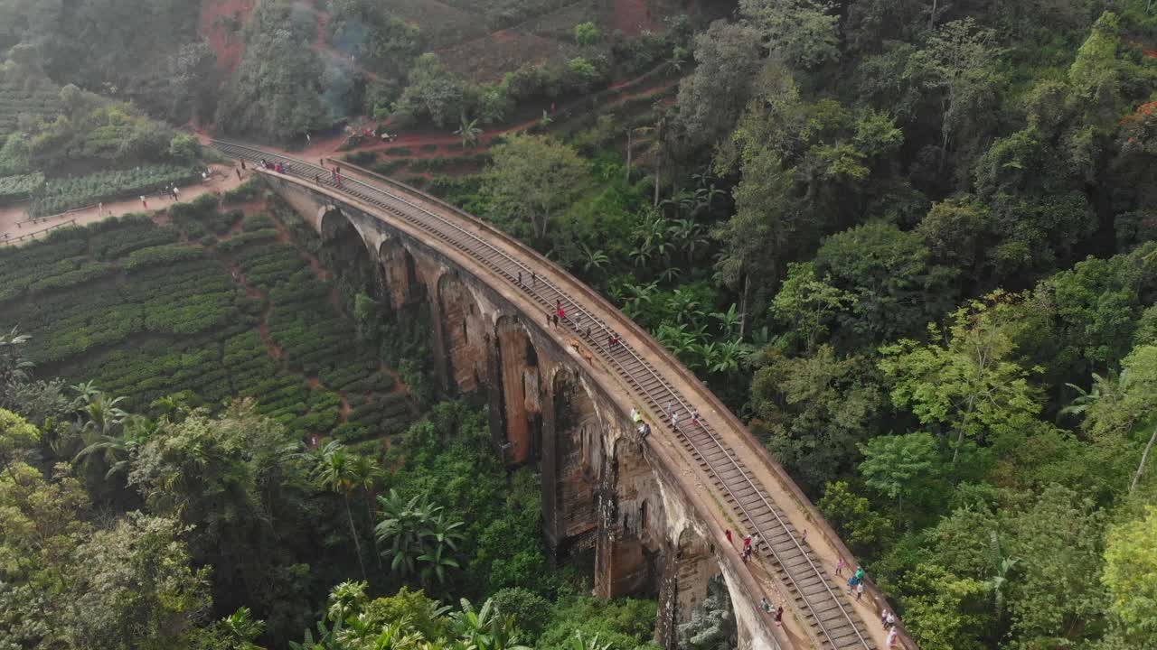 Ella, Badulla, Sri Lanka'da bulunan Dokuz Kemer Köprüsü, çay tarlaları ve insanların kuşbakışı görünümü.
